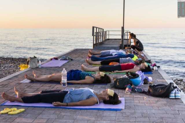Bari, spopola lo yoga all'aperto: �Ma attenti a teppistelli e guardoni�